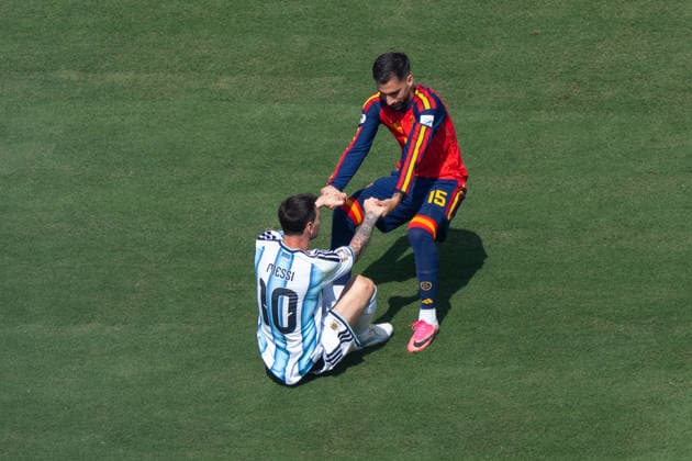 Nico Gonzalez (Argentina, 15) hilft Lionel Messi (Argentina, 10) auf FIFA World Cup, WM, Weltmeisterschaft, Fussball 2026 Final: Spanien v Argentinien 19 July 2026, FIFA World Cup 2026 Finale: Spanien v Argentinien (Final) at New York New Jersey Stadium in East Rutherford, New Jersey, USA. Photo: Marco Bader *** Nico Gonzalez (Argentina, 15) assists Lionel Messi (Argentina, 10) in the 2026 FIFA World Cup Final between Spain and Argentina on July 19, 2026, 2026 FIFA World Cup Final: Spain vs. Argentina at New York New Jersey Stadium in East Rutherford, New Jersey, USA. Photo by Marco Bader Copyright: HMBxMedia xMarcoxBader