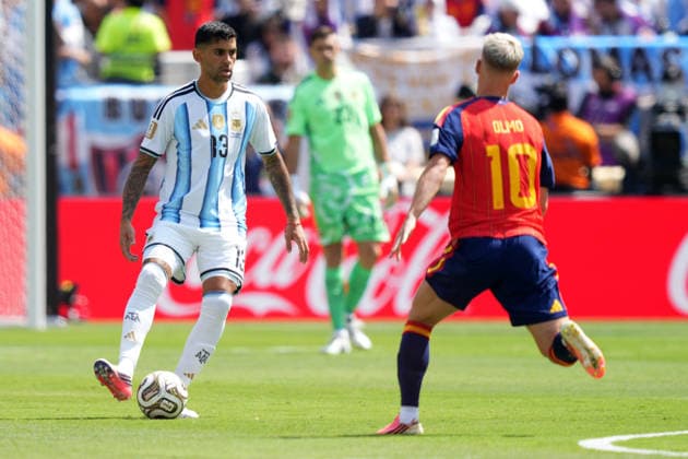 2026-07-19 Spain v Argentina - Final - FIFA World Cup, WM, Weltmeisterschaft, Fussball 2026 EAST RUTHERFORD, UNITED STATES - JULY 19: Cristian Romero of Argentina, Dani Olmo of Spain during the Final - FIFA World Cup 2026 match between Spain and Argentina at New York New Jersey Stadium on July 19, 2026 in East Rutherford, New Jersey. (Photo by Pablo Morano BSR Agency) East Rutherford United States Content not available for redistribution in The Netherlands directly or indirectly through any third parties. Copyright: xBSRxAgencyx