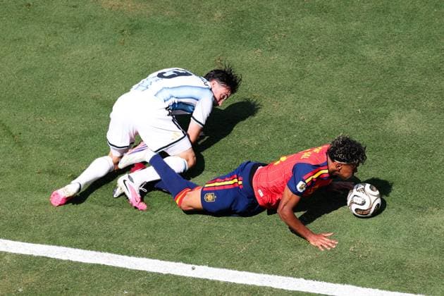 RECORD DATE NOT STATED FIFA World Cup, WM, Weltmeisterschaft, Fussball 2026 - Final - Spain v Argentina Lamine Yamal player of Spain and Nicolas Tagliafico player of Argentina during the 2026 FIFA World Cup final between Spain and Argentina at New York New Jersey Stadium, in East Rutherford, United States, on Sunday, July 19, 2026.(Foto: Vanessa Carvalho Brazil Photo Press IMAGO) Sports Copyright: xVanessaxCarvalhox