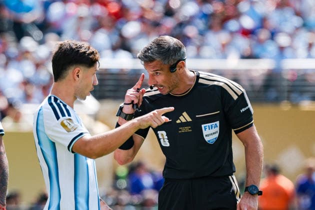 Gonzalo Montiel of Argentina (L) argues with The Referee Slavko Vincic (R) during a FIFA Men’s World Cup 2026 Final match between Spain and Argentina at New York New Jersey Stadium, in New Jersey on July 19th 2026 (Photo by Leo Barrilari SPP)  Copyright: xLeoxBarrilari SPPx Sportspressphoto_SPR193861