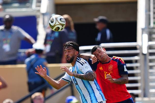 Spain v Argentina - FIFA World Cup, WM, Weltmeisterschaft, Fussball 2026 - Final EAST RUTHERFORD, NEW JERSEY - JULY 19: Pedro Porro (R) of Spain in action against Nicolas Gonzalez (L) of Argentina during the FIFA World Cup 2026 Final match between Spain and Argentina at New York New Jersey Stadium in East Rutherford, New Jersey, USA on July 19, 2026. Evrim Aydin Anadolu New Jersey United States. Editorial use only. Please get in touch for any other usage.  Copyright: x2026xAnadoluxEvrimxAydinx