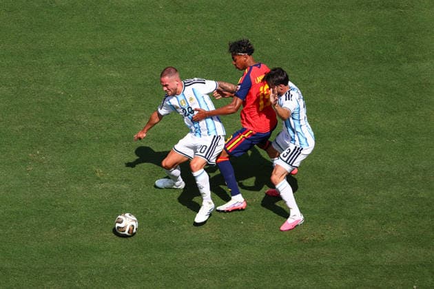 FIFA World Cup, WM, Weltmeisterschaft, Fussball 2026 Final: Spain v Argentina NEW YORK, USA - 19th July 2026: Alexis Mac Allister of Argentina holds off the challenge from Lamine Yamal of Spain during the FIFA World Cup 2026 Final match between Spain and Argentina at New York New Jersey Stadium New York New York New Jersey Stadium United States of America Copyright: xCraigxMercerx xPeakxActionxPhotosx