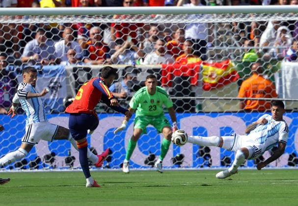 FIFA World Cup, WM, Weltmeisterschaft, Fussball 2026 final - Spain vs Argentina Alex Baena of Spain (CL) takes a shot on goal during the FIFA World Cup 2026 final match Spain against Argentina, in New Jersey, USA, 19 July 2026. EAST RUTHERFORD United States  Copyright: xCHRISTOPHERxNEUNDORFx
