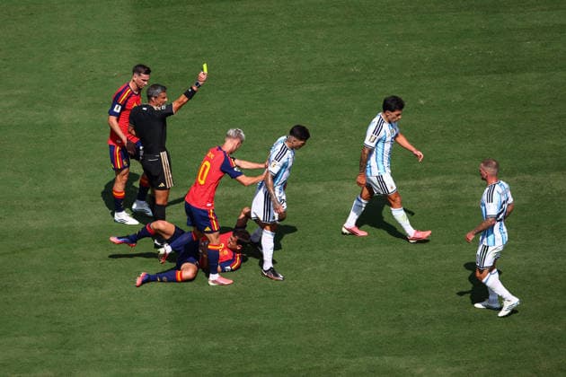 FIFA World Cup, WM, Weltmeisterschaft, Fussball 2026 Final: Spain v Argentina NEW YORK, USA - 19th July 2026: Lisandro Martinez of Argentina gets a yellow card during the FIFA World Cup 2026 Final match between Spain and Argentina at New York New Jersey Stadium New York New York New Jersey Stadium United States of America Copyright: xCraigxMercerx xPeakxActionxPhotosx