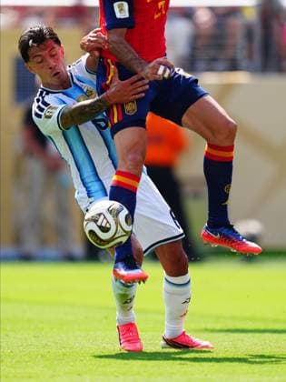 Spain v Argentina - FIFA World Cup, WM, Weltmeisterschaft, Fussball 2026 - Final EAST RUTHERFORD, NEW JERSEY - JULY 19: Lisandro Martinez of Argentina competes for the ball during the FIFA World Cup 2026 Final match between Spain and Argentina at New York New Jersey Stadium in East Rutherford, New Jersey, USA on July 19, 2026. Evrim Aydin Anadolu New Jersey United States. Editorial use only. Please get in touch for any other usage.  Copyright: x2026xAnadoluxEvrimxAydinx
