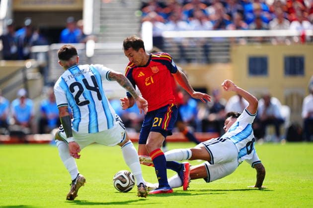 Spain v Argentina - FIFA World Cup, WM, Weltmeisterschaft, Fussball 2026 - Final EAST RUTHERFORD, NEW JERSEY - JULY 19: Mikel Oyarzabal (21) of Spain competes for the ball during the FIFA World Cup 2026 Final match between Spain and Argentina at New York New Jersey Stadium in East Rutherford, New Jersey, USA on July 19, 2026. Evrim Aydin Anadolu New Jersey United States. Editorial use only. Please get in touch for any other usage.  Copyright: x2026xAnadoluxEvrimxAydinx