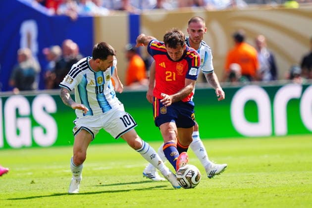Spain v Argentina - FIFA World Cup, WM, Weltmeisterschaft, Fussball 2026 - Final EAST RUTHERFORD, NEW JERSEY - JULY 19: Lionel Messi (10) of Argentina in action against Mikel Oyarzabal (21) of Spain during the FIFA World Cup 2026 Final match between Spain and Argentina at New York New Jersey Stadium in East Rutherford, New Jersey, USA on July 19, 2026. Evrim Aydin Anadolu New Jersey United States. Editorial use only. Please get in touch for any other usage.  Copyright: x2026xAnadoluxEvrimxAydinx