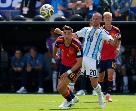 Fabian Ruiz (Spain, 8) im Zweikampf mit Alexis Mac Allister (Argentina, 20) USA, FIFA Weltmeisterschaft Finale, Spanien vs Argentinien, East Rutherford, 19.07.2026 FIFA Weltmeisterschaft Finale, Spanien vs Argentinien, East Rutherford, 19.07.2026 East Rutherford *** Fabian Ruiz (Spain), No. 8, in a tackle with Alexis Mac Allister (Argentina), No. 20 (USA), FIFA World Cup Final, Spain vs. Argentina, East Rutherford, July 19, 2026 FIFA World Cup Final, Spain vs. Argentina, East Rutherford, July 19, 2026 East Rutherford Copyright: xEibner-Pressefoto ScottxColemanx EP_SCN