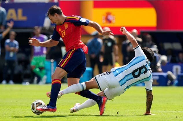 Lisandro Martinez (Argentina, 6) graetscht Mikel Oyarzabal (Spain, 21) und sieht fuer das Foul die Gelbe Karte. USA, FIFA Weltmeisterschaft Finale, Spanien vs Argentinien, East Rutherford, 19.07.2026 FIFA Weltmeisterschaft Finale, Spanien vs Argentinien, East Rutherford, 19.07.2026 East Rutherford *** Lisandro Martinez (Argentina, No. 6) tackles Mikel Oyarzabal (Spain, No. 21) and is shown a yellow card for the foul. USA, FIFA World Cup Final, Spain vs. Argentina, East Rutherford, July 19, 2026. FIFA World Cup Final, Spain vs. Argentina, East Rutherford, July 19, 2026 East Rutherford Copyright: xEibner-Pressefoto ScottxColemanx EP_SCN