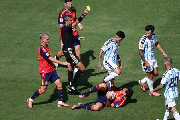 Lisandro Martinez of Argentina receives a yellow card for a foul on Mikel Oyarzabal of Spain during the FIFA World Cup, WM, Weltmeisterschaft, Fussball 2026 Final match between Spain and Argentina at Metlife Stadium, New Jersey, USA on 19 July 2026. Copyright: xPeterxDovganx 45290026