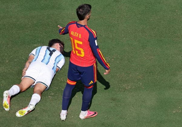 FIFA World Cup, WM, Weltmeisterschaft, Fussball 2026 final - Spain vs Argentina Alex Baena of Spain (R) gestures next to Gonzalo Montiel of Argentina in action during the FIFA World Cup 2026 final match Spain against Argentina, in New Jersey, USA, 19 July 2026. EAST RUTHERFORD United States  Copyright: xSARAHxYENESELx
