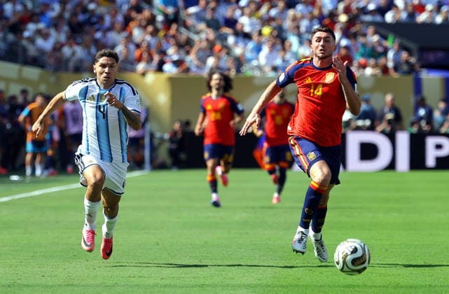 FIFA World Cup, WM, Weltmeisterschaft, Fussball 2026 final - Spain vs Argentina Gonzalo Montiel of Argentina (L) and Aymeric Laporte of Spain in action during the FIFA World Cup 2026 final match Spain against Argentina, in New Jersey, USA, 19 July 2026. EAST RUTHERFORD United States  Copyright: xCHRISTOPHERxNEUNDORFx