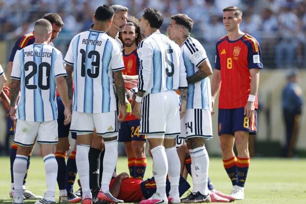 EAST RUTHERFORD, NEW JERSEY - (L-R) Alexis Mac Allister of Argentina, Cristian Romero of Argentina, referee Slavko Vincic, Leandro Paredes of Argentina, Exequiel Palacios of Argentina during the 2026 FIFA World Cup, WM, Weltmeisterschaft, Fussball Final between Spain and Argentina at the New York New Jersey Stadium on July 19, 2026 in East Rutherford, New Jersey, United States. MAURICE VAN STEEN ANP World Cup Soccer 2026 xVIxANPxSportx xMauricexvanxSteenxIVx 563865807 originalFilename: 563865807.jpg