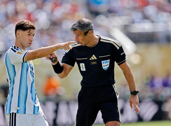 19.07.2026, Fussball Weltmeisterschaft 2026 in den USA, Finale, Spanien - Argentinien, im MetLife Stadium (New York New Jersey (East Rutherford)), v.li: Gonzalo Montiel (Argentinien). im Gespräch mit Schiedsrichter Slavko Vincic (SLO) ***FIFA regulations prohibit any use of photographs as image sequences and or quasi-video. EDITORIAL USE ONLY*** *** July 19, 2026, 2026 FIFA World Cup in the U.S., Final, Spain vs. Argentina, at MetLife Stadium in East Rutherford, New York, New Jersey; from left: Gonzalo Montiel of Argentina talking with referee Slavko Vincic (SLO) ***FIFA regulations prohibit any use of photographs as image sequences and or quasi-video. EDITORIAL USE ONLY***