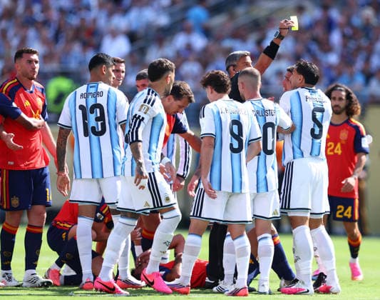 New Jersey, USA, 19th July 2026. Leandro Paredes of Argentina receives a yellow card during the Spain vs Argentina FIFA World Cup, WM, Weltmeisterschaft, Fussball final match at the Metlife Stadium, New Jersey. Picture credit should read: Paul Terry Sportimage EDITORIAL USE ONLY. No use with unauthorised audio, video, data, fixture lists, club league logos or live services. Online in-match use limited to 120 images, no video emulation. No use in betting, games or single club league player publications. SPI_058_PT_Spain_Argentina SPI-4862-0058
