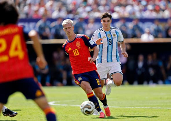 19.07.2026, Fussball Weltmeisterschaft 2026 in den USA, Finale, Spanien - Argentinien, im MetLife Stadium (New York New Jersey (East Rutherford)), v.li: Dani Olmo (Spanien) gegen Julian Alvarez (Argentinien) ***FIFA regulations prohibit any use of photographs as image sequences and or quasi-video. EDITORIAL USE ONLY*** *** July 19, 2026, 2026 FIFA World Cup in the U.S., Final, Spain vs. Argentina, at MetLife Stadium in East Rutherford, New Jersey (near New York), from left: Dani Olmo (Spain) vs. Julian Alvarez (Argentina) ***FIFA regulations prohibit any use of photographs as image sequences and or quasi-video. EDITORIAL USE ONLY***