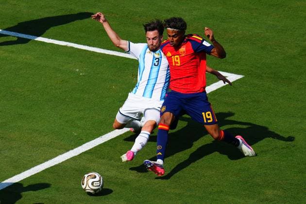 Nicolas Tagliafico of Argentina and Lamine Yamal of Spain Spain v Argentina, 2026 FIFA World Cup, WM, Weltmeisterschaft, Fussball Final, Football, New York New Jersey Stadium, East Rutherford, New Jersey, USA - 19 Jul 2026East Rutherford New York New Jersey Stadium New Jersey (NJ) United States of America  Copyright: xJavierxGarcia Shutterstockx 16995474bm
