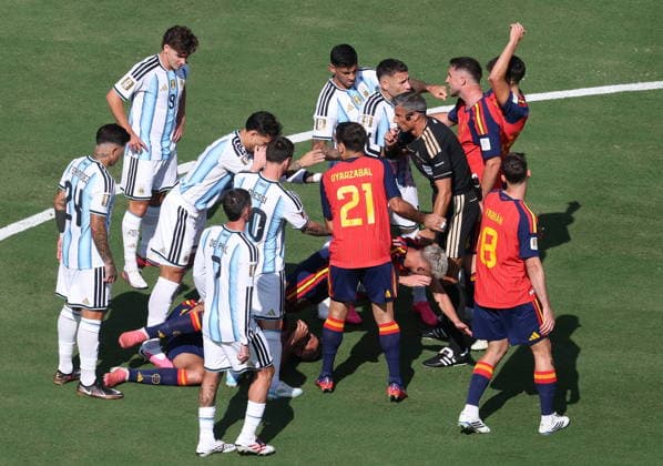 FIFA World Cup, WM, Weltmeisterschaft, Fussball 2026 final - Spain vs Argentina Players of Argentina (white) and Spain (red) exchange opinions during the FIFA World Cup 2026 final match Spain against Argentina, in New Jersey, USA, 19 July 2026. EAST RUTHERFORD United States  Copyright: xSARAHxYENESELx