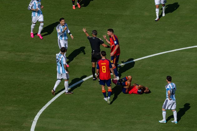 Football - FIFA World Cup, WM, Weltmeisterschaft, Fussball 2026 - Final - Spain v Argentina NEW JERSEY, USA - Sunday, July 19, 2026: Referee Slavko Vincic speaks to Argentina s Leandro Paredes (L) during the FIFA World Cup Final 2026 between Spain and Argentina at the Met Life Stadium. (Photo by David Rawcliffe Propaganda) EAST RUTHERFORD Met Life Stadium NEW JERSEY UNITED STATES OF AMERICA  Copyright: xDavidxRawcliffex P2026-07-19-Spain_Argentina-77