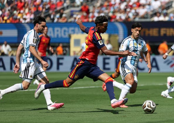 (260720) -- NEW JERSEY, July 20, 2026 -- Lamine Yamal (C) of Spain competes during the final match between Spain and Argentina at the 2026 FIFA World Cup, WM, Weltmeisterschaft, Fussball at the New York New Jersey Stadium, the United States, July 19, 2026. ) (SP)U.S.-NEW JERSEY-FOOTBALL-FIFA WORLD CUP-FINAL-ESP VS ARG LixMing 