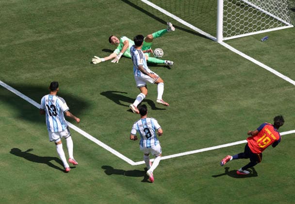 (260720) -- NEW JERSEY, July 20, 2026 -- Lamine Yamal (1st R) of Spain shoots during the final match between Spain and Argentina at the 2026 FIFA World Cup, WM, Weltmeisterschaft, Fussball at the New York New Jersey Stadium, the United States, July 19, 2026. ) (SP)U.S.-NEW JERSEY-FOOTBALL-FIFA WORLD CUP-FINAL-ESP VS ARG XuxZijian 