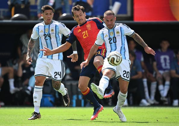 (260720) -- NEW JERSEY, July 20, 2026 -- Mikel Oyarzabal (C) of Spain competes with Alexis Mac Allister (R) of Argentina during the final match between Spain and Argentina at the 2026 FIFA World Cup, WM, Weltmeisterschaft, Fussball at the New York New Jersey Stadium, the United States, July 19, 2026. ) (SP)U.S.-NEW JERSEY-FOOTBALL-FIFA WORLD CUP-FINAL-ESP VS ARG WuxXiaoling 