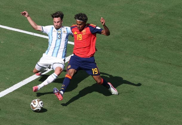 FIFA World Cup, WM, Weltmeisterschaft, Fussball 2026 final - Spain vs Argentina Nicolas Tagliafico of Argentina (L) and Lamine Yamal of Spain in action during the FIFA World Cup 2026 final match Spain against Argentina, in New Jersey, USA, 19 July 2026. EAST RUTHERFORD United States  Copyright: xSARAHxYENESELx