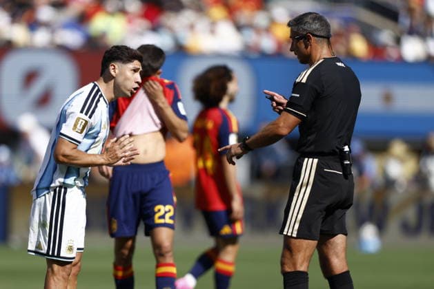 FIFA World Cup, WM, Weltmeisterschaft, Fussball 2026 final - Spain vs Argentina Referee Slavko Vincic (R) speaks with Gonzalo Montiel of Argentina during the FIFA World Cup 2026 final match Spain against Argentina, in East Rutherford, New Jersey, USA, 19 July 2026. EAST RUTHERFORD United States  Copyright: xWILLxOLIVERx