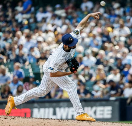 Milwaukee Brewers relief pitcher Aaron Ashby throws in the eighth inning of the MLB, Baseball Herren, USA game between the Miami Marlins and the Milwaukee Brewers at American Family Field in Milwaukee, Wisconsin on Sunday July 19, 2026.  MIL20260719819 TANNENxMAURY