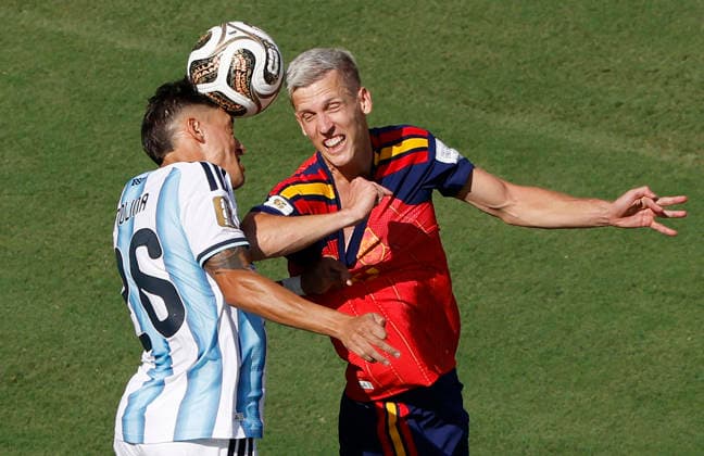 Argentina s Nahuel Molina (26) and Spain s Dani Olmo fight for the ball in the second half of the FIFA World Cup, WM, Weltmeisterschaft, Fussball final match at New York New Jersey Stadium in East Rutherford, New Jersey, on Sunday, June 19, 2026.  NYP20260719945 JOHNxANGELILLO