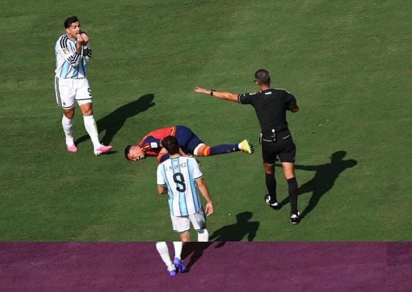 US Soccer World Cup Spain - Argentina 9208741 19.07.2026 Argentina s Leandro Paredes, Spain s Dani Olmo, Argentina s Julian Alvarez and referee Slavko Vincic are seen during the FIFA World Cup, WM, Weltmeisterschaft, Fussball 2026 final soccer match between Spain and Argentina at New York New Jersey Stadium in East Rutherford, New Jersey, the United States. Nafis Sirazetdinov Sputnik East Rutherford New Jersey USA  Copyright: xNafisxSirazetdinovx