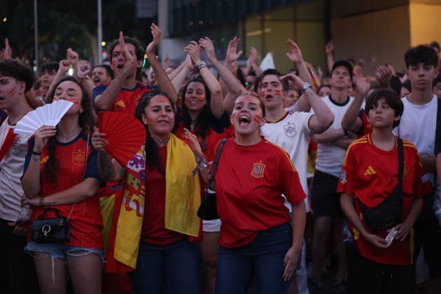 2026 World Cup Spain v Argentina; Fans of the Spanish national team, Nationalteam in the fan zone at Plaza de Colon (Plaza Selection) in Madrid to watch the World Cup final between Spain and Argentina played in the United States on July 19, 2026, in Madrid, Spain. Madrid Spain Soccer *** 2026 World Cup: Spain vs. Argentina — Fans of the Spanish national team in the fan zone at Plaza de Colón in Madrid to watch the World Cup final between Spain and Argentina, played in the United States on July 19, 2026, in Madrid, Spain. Madrid, Spain; Soccer Copyright: xAgenciaxLOFx