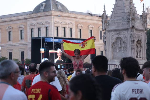 2026 World Cup Spain v Argentina; Fans of the Spanish national team, Nationalteam in the fan zone at Plaza de Colon (Plaza Selection) in Madrid to watch the World Cup final between Spain and Argentina played in the United States on July 19, 2026, in Madrid, Spain. Madrid Spain Soccer *** 2026 World Cup: Spain vs. Argentina — Fans of the Spanish national team in the fan zone at Plaza de Colón in Madrid to watch the World Cup final between Spain and Argentina, played in the United States on July 19, 2026, in Madrid, Spain. Madrid, Spain; Soccer Copyright: xAgenciaxLOFx