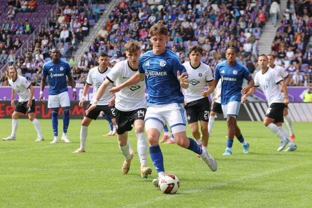 19.07.2026, xtgx, Fussball Testspiel, FC Erzgebirge Aue - FC Schalke 04 emspor, v.l. Dylan Leonard (Schalke, 3) (DFL DFB REGULATIONS PROHIBIT ANY USE OF PHOTOGRAPHS as IMAGE SEQUENCES and or QUASI-VIDEO) Aue *** July 19, 2026, xtgx, soccer friendly match, FC Erzgebirge Aue vs. FC Schalke 04 emspor, from left: Dylan Leonard (Schalke), 3 DFL DFB REGULATIONS PROHIBIT ANY USE OF PHOTOGRAPHS as IMAGE SEQUENCES and or QUASI-VIDEO Aue