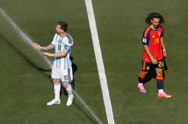 Argentina s Lionel Messi cools his hands in the sprinkler water as Spain s Marc Cucurella walks to the bench in the second half of the FIFA World Cup, WM, Weltmeisterschaft, Fussball final match at New York New Jersey Stadium in East Rutherford, New Jersey, on Sunday, June 19, 2026.  NYP20260719949 JOHNxANGELILLO