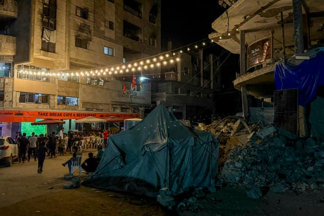 Fans watch the 2026 World Cup final between Spain and Argentina from a neighborhood in Gaza, 19 July 2026. EFE Ahmad Awad World Cup 2026 final. Spain vs Argentina !ACHTUNG: NUR REDAKTIONELLE NUTZUNG!  Copyright: xAHMADxAWADx GRAF9312 20260719-55020939996_1