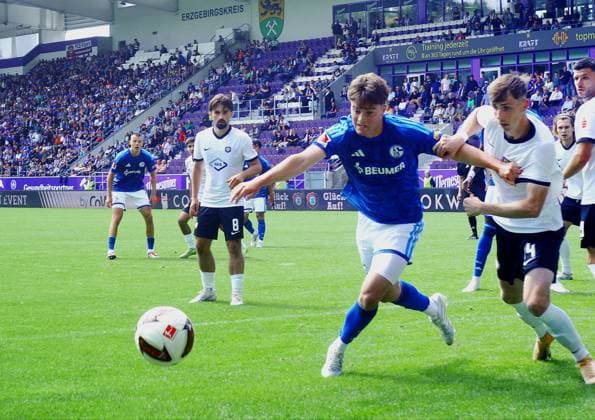 Dylan Leonard (Schalke) im Angriff , rechts Levi Wagner (Aue) Fußball Testspiel FC Erzgebirge Aue - FC Schalke 04 2:4 am 19.7.2026 Erzgebirge Aue - Schalke 04 *** Dylan Leonard (Schalke) on the attack; Levi Wagner (Aue) on the right. Soccer friendly: FC Erzgebirge Aue vs. FC Schalke 04, 2–4 on July 19, 2026. Erzgebirge Aue vs. Schalke 04