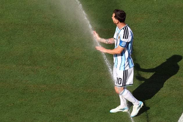 Lionel Messi of Argentina with water spray Spain v Argentina, 2026 FIFA World Cup, WM, Weltmeisterschaft, Fussball Final, Football, New York New Jersey Stadium, East Rutherford, New Jersey, USA - 19 Jul 2026East Rutherford New York New Jersey Stadium New Jersey (NJ) United States of America  Copyright: xMichaelxZemanek Shutterstockx 16995475bo