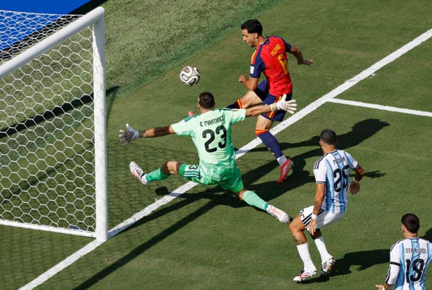 Argentina s goalkeeper Emiliano Martínez (23) stretches to block the ball from Spain s Mikel Merino in the second half of the FIFA World Cup, WM, Weltmeisterschaft, Fussball final match at New York New Jersey Stadium in East Rutherford, New Jersey, on Sunday, June 19, 2026.  NYP20260719950 JOHNxANGELILLO