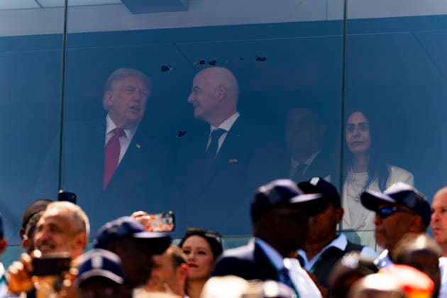 19.07.2026, Fussball Weltmeisterschaft 2026 in den USA, Finale, Spanien - Argentinien, im MetLife Stadium (New York New Jersey (East Rutherford)), Ehrengäste hinter Glas, US-Präsident Donald Trump (li), Gianni Infantino (SUI, FIFA-Präsident), ***FIFA regulations prohibit any use of photographs as image sequences and or quasi-video. EDITORIAL USE ONLY*** *** July 19, 2026, 2026 FIFA World Cup in the U.S., Final, Spain vs. Argentina, at MetLife Stadium in East Rutherford, New York New Jersey; guests of honor behind glass; U.S. President Donald Trump (left), Gianni Infantino (SUI), FIFA President, ***FIFA regulations prohibit any use of photographs as image sequences and or quasi-video. EDITORIAL USE ONLY***