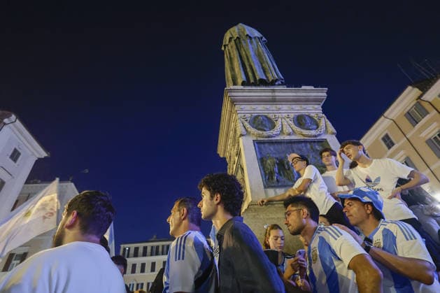 Supporters of Spain and Argentina in Rome during the FIFA World Cup, WM, Weltmeisterschaft, Fussball final ROME, ITALY - JULY 19: Supporters of Spain and Argentina gather in Rome s Campo de Fiori to watch the FIFA World Cup final between their teams, broadcast on outdoor television screens at bars and restaurants around the square, in Rome, Italy, on July 19, 2026. Riccardo De Luca Anadolu Rome Italy. Editorial use only. Please get in touch for any other usage.  Copyright: x2026xAnadoluxRiccardoxDexLucax