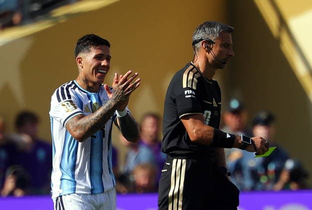 FIFA World Cup, WM, Weltmeisterschaft, Fussball 2026 final - Spain vs Argentina Enzo Fernandez of Argentina (L) reacts to referee Slavko Vincic during the FIFA World Cup 2026 final match Spain against Argentina, in New Jersey, USA, 19 July 2026. EAST RUTHERFORD United States  Copyright: xCHRISTOPHERxNEUNDORFx
