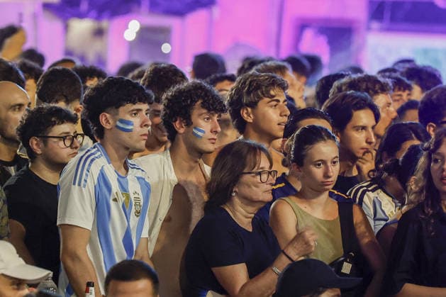 Supporters of Spain and Argentina in Rome during the FIFA World Cup, WM, Weltmeisterschaft, Fussball final ROME, ITALY - JULY 19: Supporters of Spain and Argentina gather in Rome s Campo de Fiori to watch the FIFA World Cup final between their teams, broadcast on outdoor television screens at bars and restaurants around the square, in Rome, Italy, on July 19, 2026. Riccardo De Luca Anadolu Rome Italy. Editorial use only. Please get in touch for any other usage.  Copyright: x2026xAnadoluxRiccardoxDexLucax