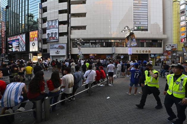 Fans watch FIFA World Cup, WM, Weltmeisterschaft, Fussball final in Tokyo TOKYO, JAPAN - JULY 20: Football supporters watch the FIFA World Cup 2026 final between Spain and Argentina inside a sports bar in Tokyo s Shibuya district during the early hours of July 20, 2026, in Tokyo, Japan. David Mareuil Anadolu Tokyo Japan. Editorial use only. Please get in touch for any other usage.  Copyright: x2026xAnadoluxDavidxMareuilx