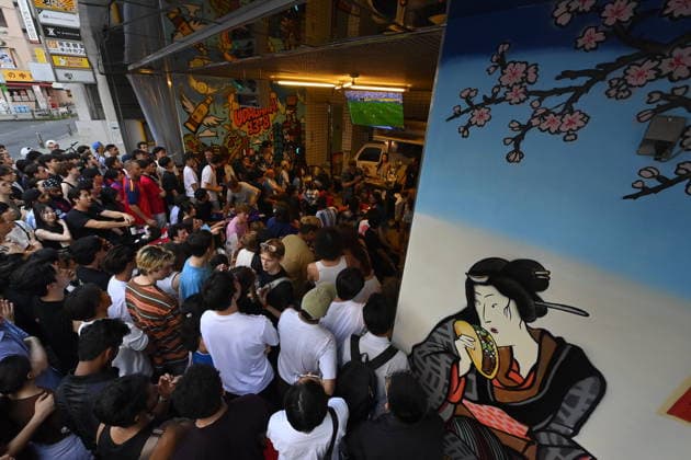 Fans watch FIFA World Cup, WM, Weltmeisterschaft, Fussball final in Tokyo TOKYO, JAPAN - JULY 20: Football supporters watch the FIFA World Cup 2026 final between Spain and Argentina inside a sports bar in Tokyo s Shibuya district during the early hours of July 20, 2026, in Tokyo, Japan. David Mareuil Anadolu Tokyo Japan. Editorial use only. Please get in touch for any other usage.  Copyright: x2026xAnadoluxDavidxMareuilx