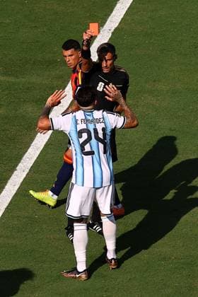 Sport Bilder des Tages Enzo Fernandez of Argentina is shown a red card Spain v Argentina, 2026 FIFA World Cup, WM, Weltmeisterschaft, Fussball Final, Football, New York New Jersey Stadium, East Rutherford, New Jersey, USA - 19 Jul 2026East Rutherford New York New Jersey Stadium New Jersey (NJ) United States of America  Copyright: xMichaelxZemanek Shutterstockx 16995475bs