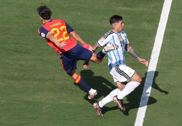 Sport Bilder des Tages FIFA World Cup, WM, Weltmeisterschaft, Fussball 2026 final - Spain vs Argentina Enzo Fernandez of Argentina (R) fouls Pau Cubarsi of Spain during the FIFA World Cup 2026 final match Spain against Argentina, in New Jersey, USA, 19 July 2026. EAST RUTHERFORD United States  Copyright: xSARAHxYENESELx