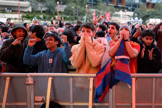 WORLD CUP LIVE SITE SYDNEY, Fans gather at a live site during the FIFA World Cup, WM, Weltmeisterschaft, Fussball Final match between Spain and Argentina, at Tumbalong Park, in Sydney, Monday, July 2026. ( NO ARCHIVING SYDNEY NEW SOUTH WALES AUSTRALIA  Copyright: xGEORGExCHANx 20260720136004118770