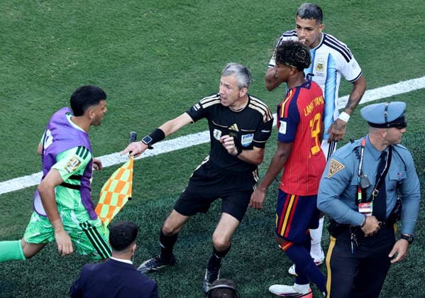 Sport Bilder des Tages FIFA World Cup, WM, Weltmeisterschaft, Fussball 2026 final - Spain vs Argentina Assistant referee Tomaz Klancnik (C) gets between Lamine Yamal (R) of Spain and a substitute from the Argentinian bench during the FIFA World Cup 2026 final match Spain against Argentina, in New Jersey, USA, 19 July 2026. EAST RUTHERFORD United States  Copyright: xRONALDxWITTEKx
