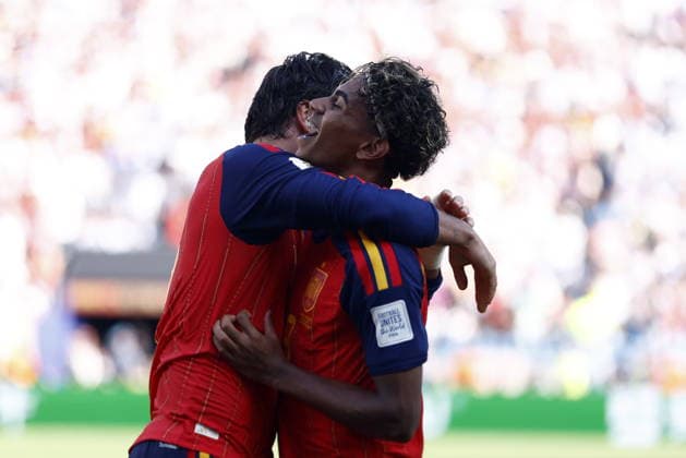 Sport Bilder des Tages FIFA World Cup, WM, Weltmeisterschaft, Fussball 2026 final - Spain vs Argentina Ferran Torres of Spain celebrates with his teammate Lamine Yamal (R) after scoring the 1-0 goal during the FIFA World Cup 2026 final match Spain against Argentina, in East Rutherford, New Jersey, USA, 19 July 2026. EAST RUTHERFORD United States  Copyright: xWILLxOLIVERx
